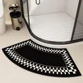 Boogvormige badkamermat met zwart-wit geblokt patroon voor bij de douche-ingang - 40x60cm (Absorbent Leather) / Fan Shape-Style B (Checkerboard Border)