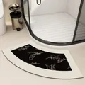 Elegante Franse gebogen antislip badmat met een verfijnd zwart-wit lelietje-van-dalen patroon - 40x60cm (Absorbent Leather) / Waaiervorm-Stijl D (Zwart met Witte Lelietjes-van-dalen)