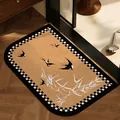 Tappetino da bagno antiscivolo vintage con rondini e bordo a scacchi bianco e nero - Grandi Angoli Arrotondati / 40x60cm (2.5mm Standard) / Rondini in Volo