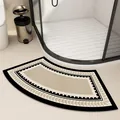 Franse stijl gebogen badmat met geometrisch patroon in beige en zwart - Waaiervorm-Stijl G (Geometrische Rand) / 40*60cm (2.5mm Standaard Stijl) / Beige (Geometrische Streeprand)