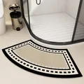 Franse stijl gebogen antislip badmat, absorberend met een geometrisch waaierontwerp - Waaiervorm-Stijl H (Geometrisch Patchwork) / 40*60cm (2.5mm Standaard Stijl) / Driekleur (Zwart Wit Beige Geometrisch)
