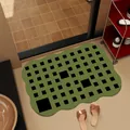 Alfombra de baño de tierra de diatomeas verde oliva con diseño geométrico y bordes ondulados - Orden Verde Bosque - Ondulado