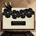 Elegante felpudo floral de estilo francés con diseño de camelia negra y texto - 40*60cm / Base Clara - Danza a la Luz de la Luna