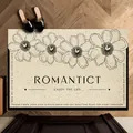 Elegante felpudo beige de estilo francés con motivos florales y texto Romantict - 40*60cm / Base Clara - Ensueño