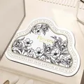Elegante witte badmat met zwart bloemenmotief en een luxe, glanzende gouden rand. - Luxe Florale Stijl / 40x60cm / Luxe Bloemen-B