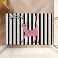 Dettaglio di un tappetino di benvenuto a strisce bianche e nere con un gatto rosa a fumetti. - 40*60cm / Stile Gatto a Strisce-C