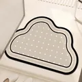 Wolkvormige antislip badmat met crème polkadots patroon en zwarte gestreepte rand - Romeinse Randstijl / 40x60cm / Romeinse Rand D