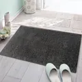 Vista detallada de una alfombra de baño gruesa de felpa gris oscuro en una entrada - 40x60cm / Gris oscuro