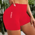 Detailansicht der leuchtend roten Yoga-Shorts mit hoher Taille und Gymwear-Schriftzug - Rot