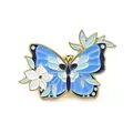 Lindo pin de mariposa azul esmaltada con una pequeña y delicada flor blanca de moda - Broche Mariposa Azul Flor (JEWB-J005-07J-G)