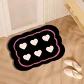 Süßer unregelmäßiger schwarzer Badezimmerteppich mit rosa Rand und sechs weißen Herzen - 40*60cm Saugfähiges Leder / Süß Cool - Herz