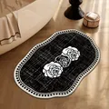 Tapis de bain élégant noir et blanc à motif de roses avec surface antidérapante souple - 30x50cm (Terre de Diatomée Épaissie) / Style Chanel de Luxe G (Nuage Irrégulier)