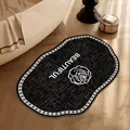 Tapis de bain noir antidérapant de luxe avec motif rose blanche et texte 'Beautiful' - 30x50cm (Terre de Diatomée Épaissie) / Style Chanel de Luxe H (Nuage Irrégulier)