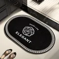 Tapis de bain ovale noir et blanc élégant avec motif rose, antidérapant et doux - 30x50cm (Terre de Diatomée Épaissie) / Style Chanel de Luxe E (Ovale)