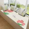 Detail van een bloemrijk vensterbankkussen met tulpdessins en decoratieve sierkussens. - Tulp Stijl 1 / 60x120cm
