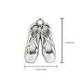Glanzende zilveren balletschoenen hanger met afmetingen van 1,7 cm hoog en 1,2 cm - Zilveren Balletschoenen Hanger (NAR08-1)