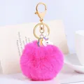 Süßer flauschiger rosa Kunstpelz-Bommel-Schlüsselanhänger mit Regenbogen-Einhorn für Taschen - Einhorn - Rosarot