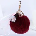 Eleganter burgunderroter Kunstpelz-Bommel-Schlüsselanhänger mit rosa Stoffblume - Stoffblume - Weinrot