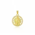Primer plano de medallón dorado de la Virgen María con borde de piedras CZ brillantes. - Estilo Virgen María Textura Tejida Circonia (NAO05-5)