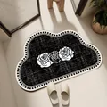 Tapis de bain de luxe en tweed noir et blanc avec motif élégant de roses blanches - 30x50cm (Terre de Diatomée Épaissie) / Style Chanel de Luxe G (Forme de Nuage)