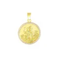 Primer plano de un colgante redondo chapado en oro con figura religiosa y circonitas. - Estilo San Cristóbal Borde Circonia (NAO03-9)