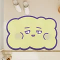 Schattige gele absorberende badkamermat in de vorm van een wolk met een paars cartoongezicht - 40x60cm (Dunne Diatomeeënaarde) / Neon Geel