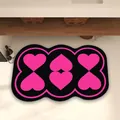 Elegante alfombra de baño antideslizante con diseño de corazón rosa sobre fondo negro - Versión de Cuero Absorbente / 40x60cm / Estilo Dulce y Fresco D