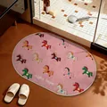 Detailweergave van roze ovale badmat met kleurrijke paardenpatronen en Light hope tekst - Ovaal / Roze / 40x60cm
