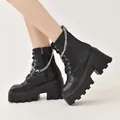 Botas Martin negras con plataforma, detalle de cadena plateada y suela de rastro gruesa - Cadena Negra