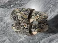 Etnische paisley print dames sandalen met een stijlvol bohemien bloemenprint ontwerp - koffiekleur
