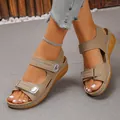 Dettaglio di sandali con zeppa kaki da donna con cinturini in velcro e punta aperta. - 36 / Albicocca