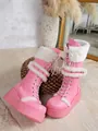 Detail van roze platform sneeuwlaarzen met witte bontkraag en warme pluche voering - 36 / Roze