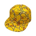 Detailansicht der Snapback-Kappe mit flachem Schirm und flächendeckendem Entenmuster - Gelbe Kleine Ente Stil