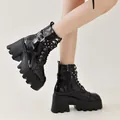 Vue de côté de bottines à plateforme en cuir verni noir avec boucles et semelle crantée - Noir Brillant