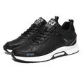 Detaillierte Seitenansicht der schwarzen, unsichtbar höhenverstellbaren Herren-Sportschuhe - 38 / Schwarz (3663)