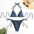 Detailansicht eines blauen Zebradruck-Bikinis mit Bändern und Strandurlaub-Accessoires - S / Oberteil Und Unterteil / Grün