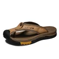 Strapazierfähige Herren-Flip-Flops aus braunem Rindsleder mit robuster Gummisohle für Strand - Khaki