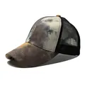 Vista lateral detallada de una gorra trucker de camuflaje tie-dye en tonos tierra y negro - Ajustable / Café