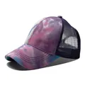 Primer plano detallado del patrón tie-dye vibrante y la malla púrpura en la gorra - Ajustable / Púrpura