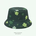 Détail d'un chapeau bob vert foncé Saint-Patrick avec des imprimés de trèfles verts - 10# (Design Vert Forêt)
