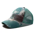 Vista lateral detallada de una gorra de béisbol de malla camuflaje tie-dye en color verde - Ajustable / Azul