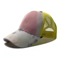 Detalle de una gorra trucker tie-dye con malla amarilla y estampado rosa-gris de moda. - Ajustable / Amarillo