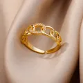 Primer plano de anillo ajustable de eslabones dorados con circonitas - Estilo de Cadena Geométrica con Strass (G3214473-t)
