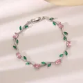 Eleganter filigraner Kupferarmband mit glänzenden rosa und grünen Zirkonia-Steinen - Rosa und Grüner Zirkonia Reben Stil (DQ-W-3741) / Silber