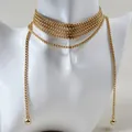 Elegante collar gargantilla largo de varias capas en tono dorado con colgantes de bolas metálicas. - Gargantilla larga de varias capas con colgante de bola dorada (33410-nek-G-EP)