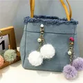 Primer plano de colgantes de bolas de peluche blancos y morados con perlas en bolso - Blanco perla