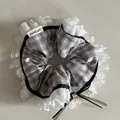 Eleganter Haargummi aus grauem Karo-Spitzenstoff mit schwarzer Schleife und Anhänger - Große Spitzenschleife mit Metallschild (2#) / Grau Gestreift