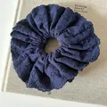 Eleganter dunkelblauer Spitzen-Haargummi mit gestickten Schleifenmustern für Damen Frisuren - Großer Scrunchie mit Blumenmuster / Marineblau