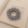Eleganter grauer Satin-Haargummi mit filigranen Verzierungen aus Kristallperlen am Rand - Blaues Satin-Haargummi mit Kristallperlenrand
