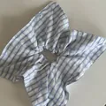 Großes blau-weiß kariertes Haargummi mit filigranen Spitzenstickereien - Gingham-Haargummi mit weißem Rand / Blau-Weiß Kariert